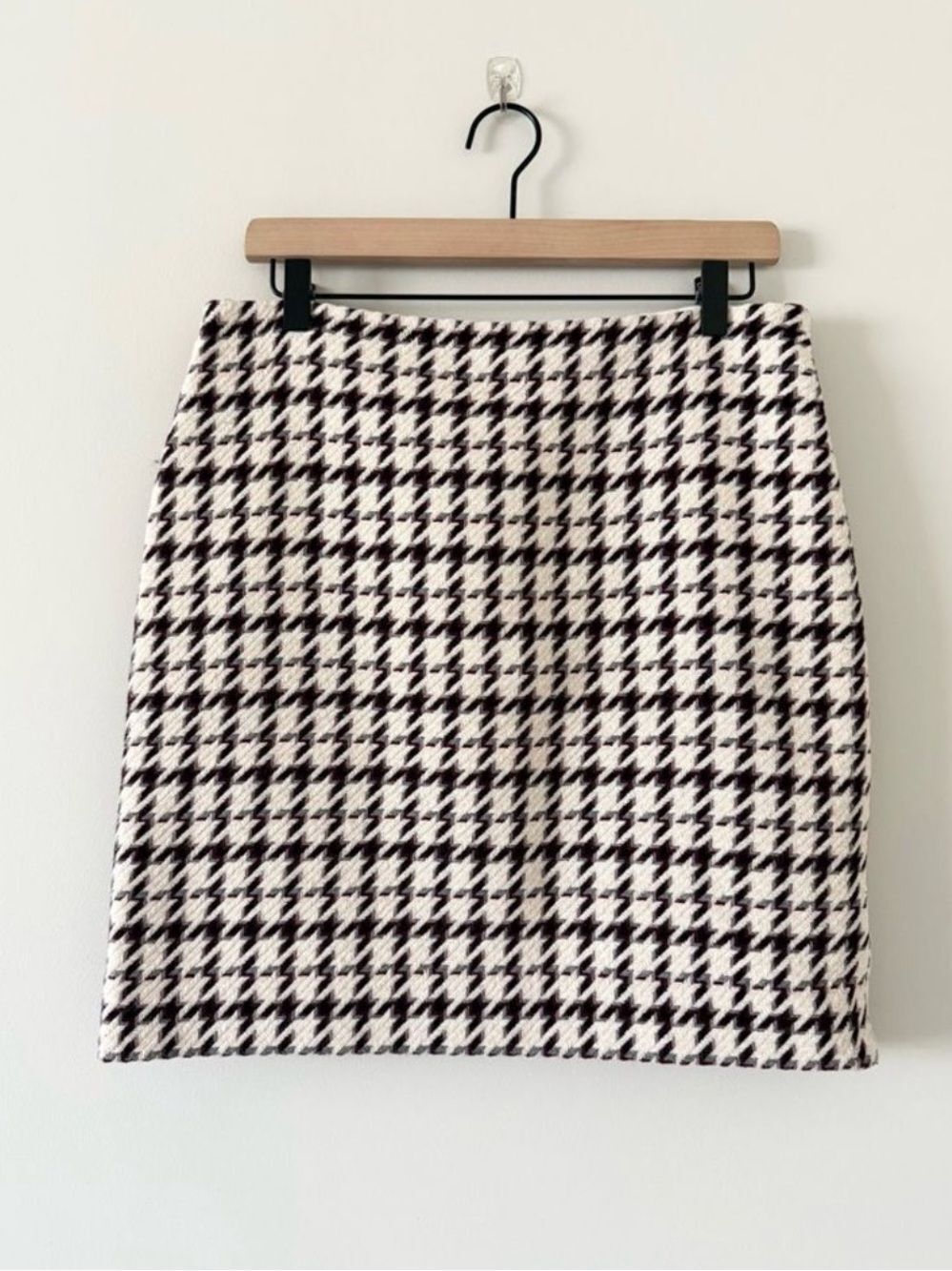 WHBM 6 White Ivory Burgundy Houndstooth Tweed Mini Pencil Skirt